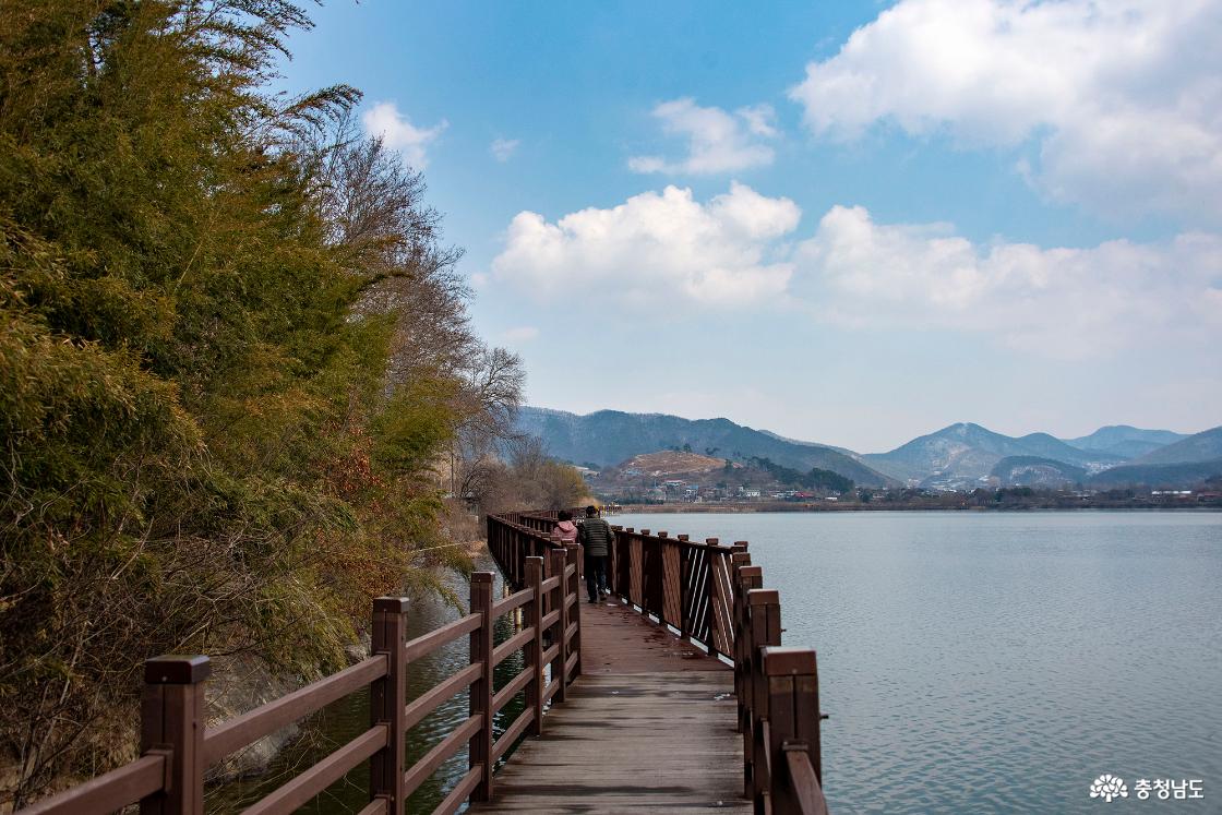 산책로를 걷는 노부부의 모습