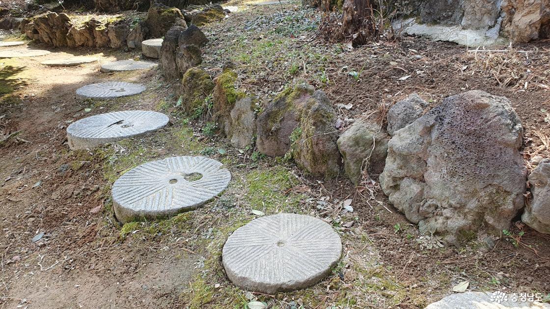 산책로에 놓인 맷돌