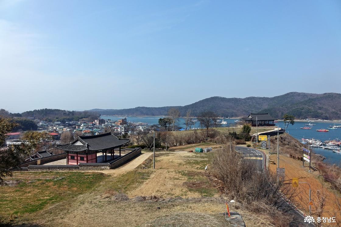 장교청 뒤 성 둘레에서 바라본 충청수영성과 장교청