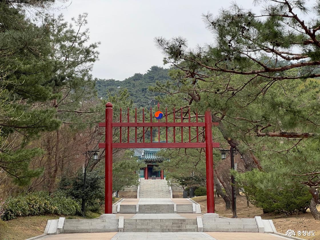 현충사 홍살문 소나무길 끝에 있음