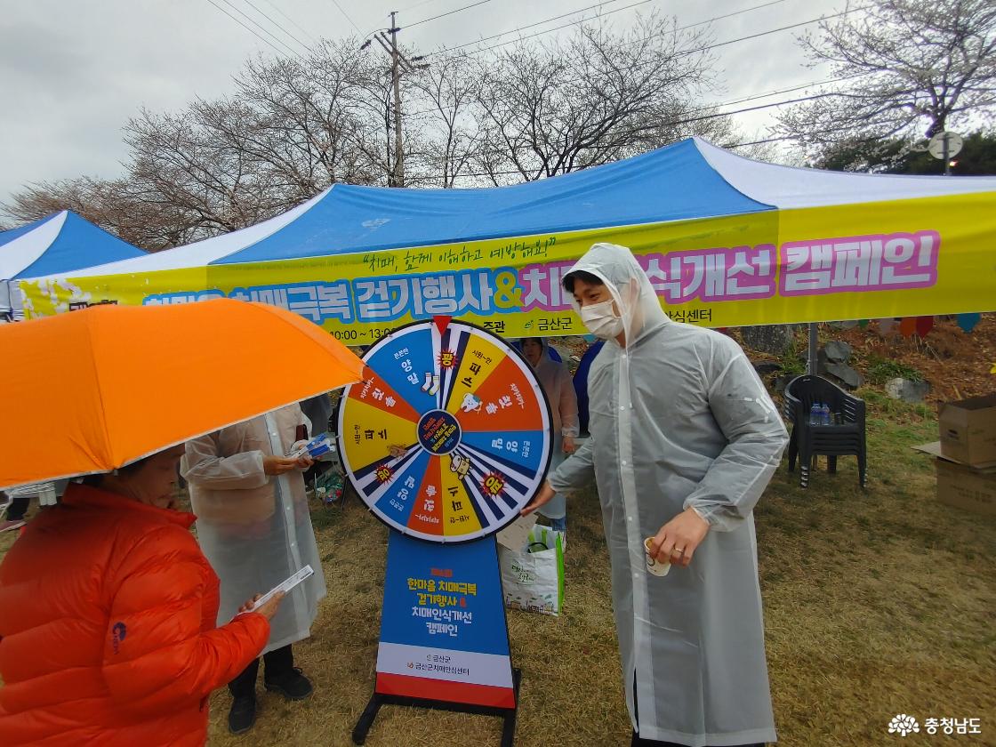 추첨기를 돌려서 선물을 주는 모습
