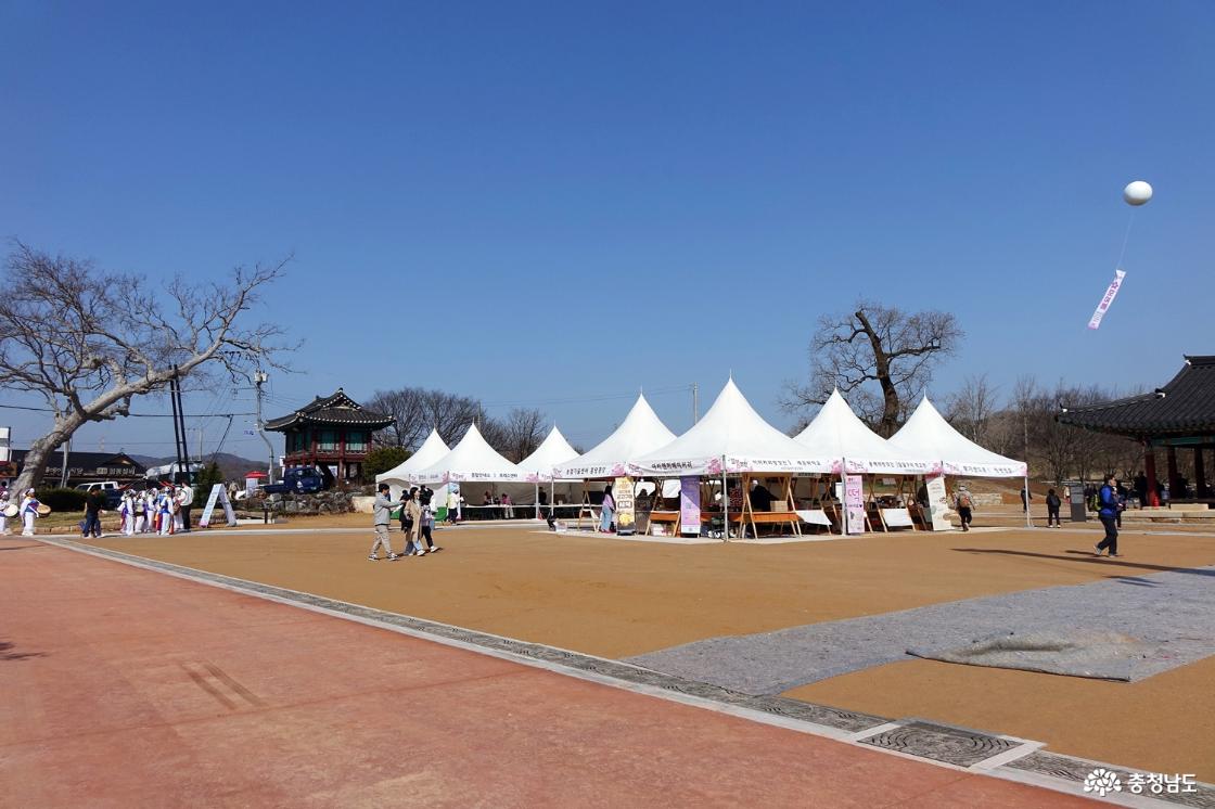 이른 아침 한산한 축제장