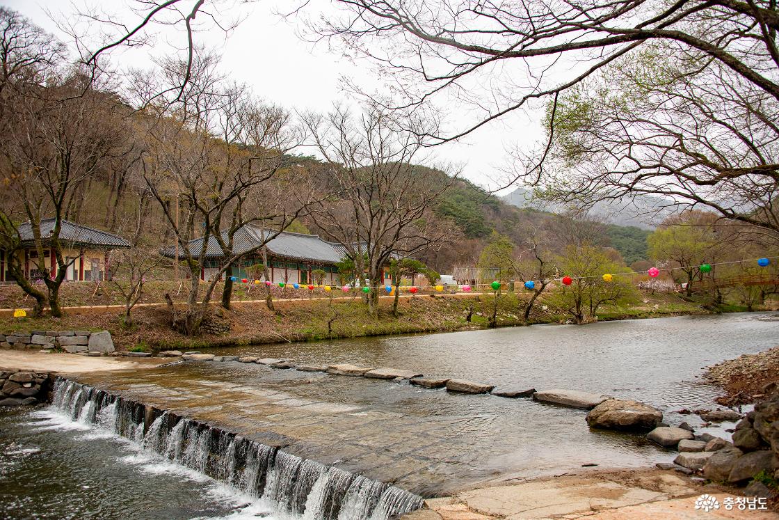 대광보전에서 마곡천을 건너 백범명상길로 가는 돌다리