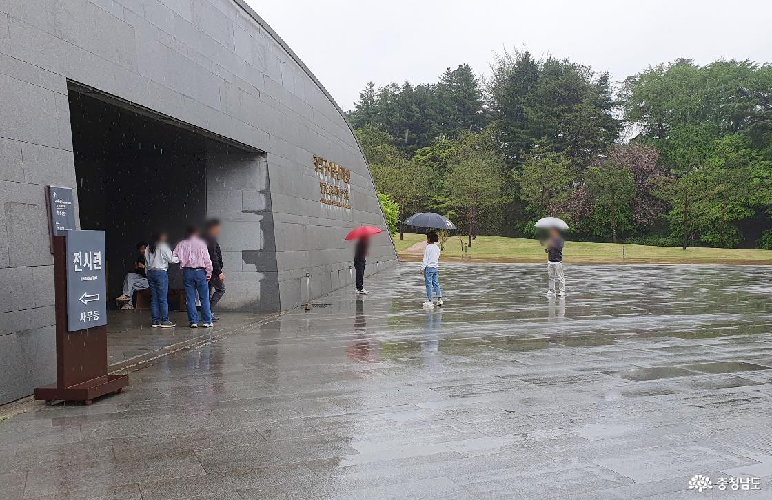 충무공이순신기념관 앞에서 방문객들이 사진을 찍고 있다.