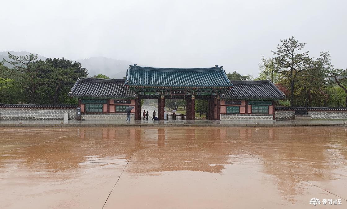 현충사로 들어가는 충무문