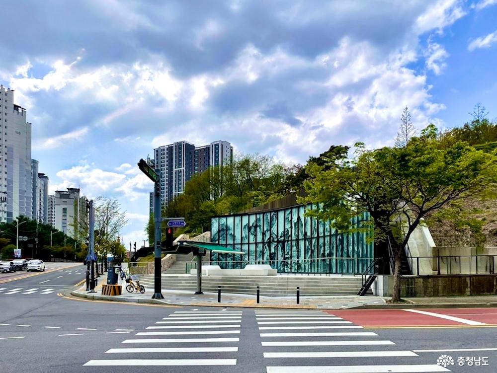 노태근린공원으로 입장할 수 있는 마당이 담긴 전경 사진