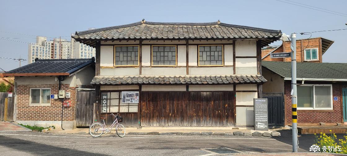 강경 구 연수당 건재 약방. 2층 짜리 한식 목조 건물