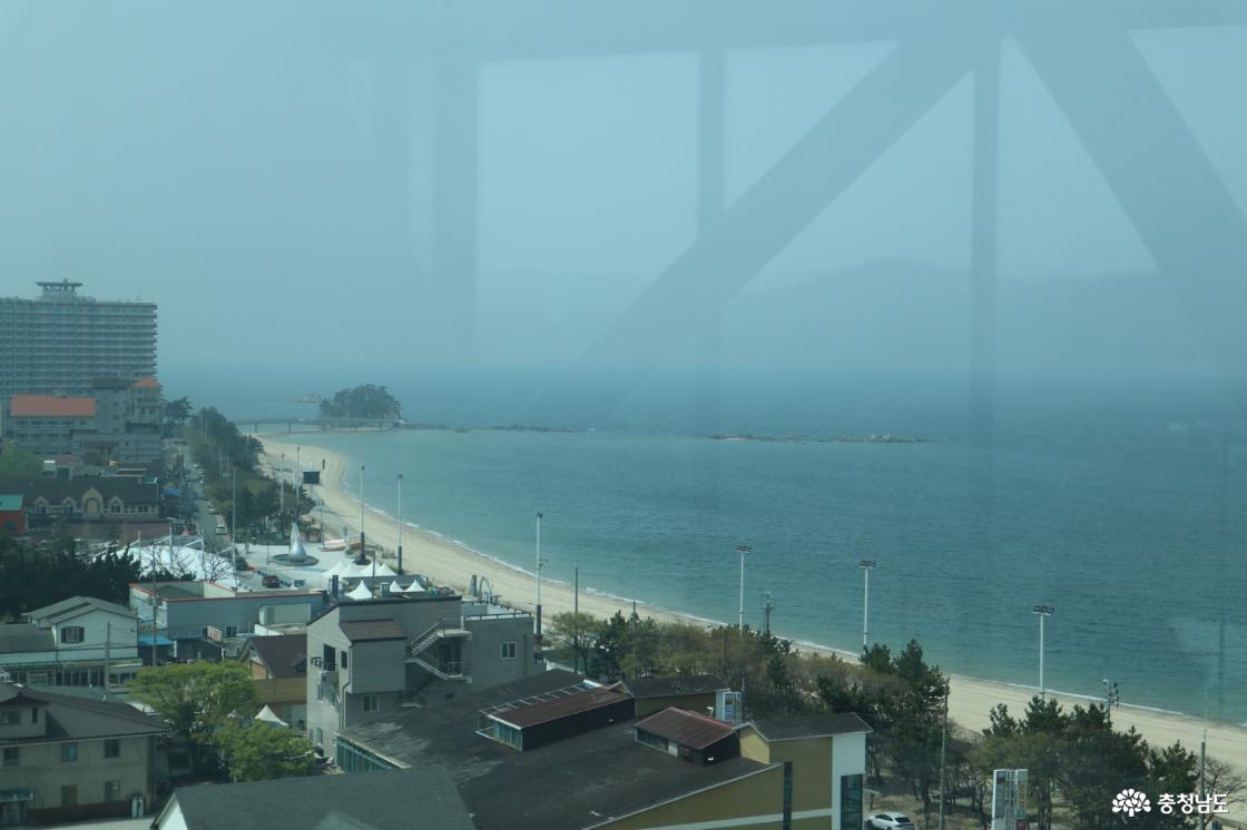 통창에 비치는 무창포해수욕장