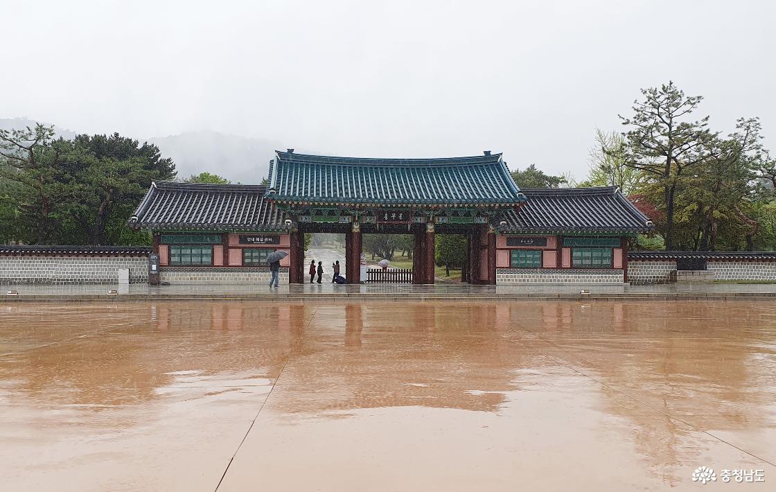 현충사 경내로 들어가는 충무문
