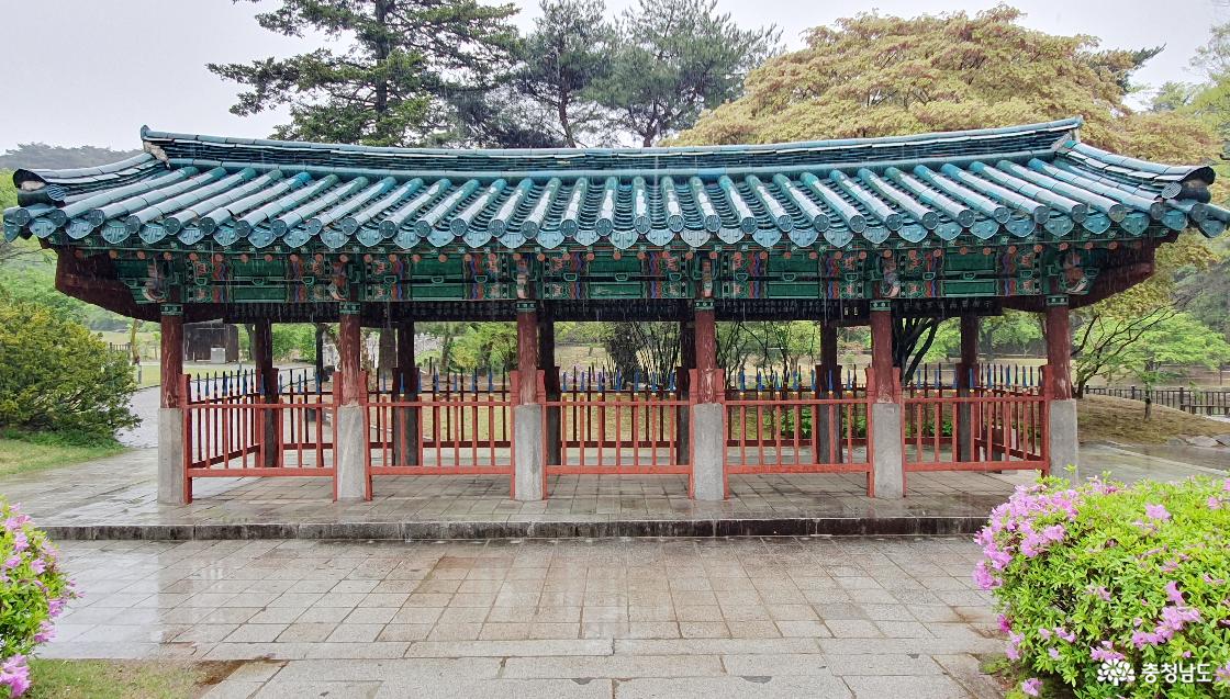 현충사 경내 연못 옆 정려각