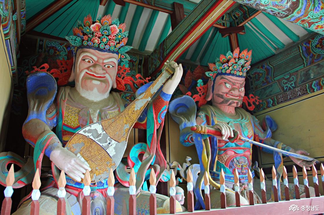 관촉사 사천왕문의 사천왕상 