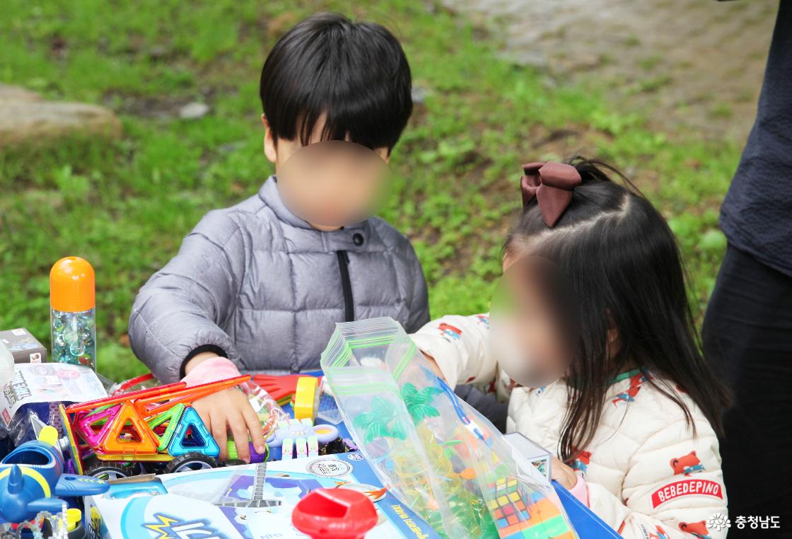 프리마켓에서 구경하는 꼬마손님