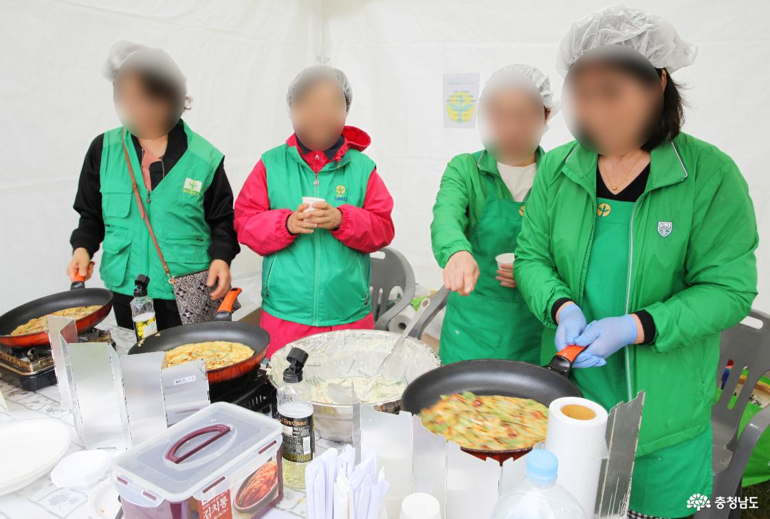 먹거리 부스에서 일하시는 