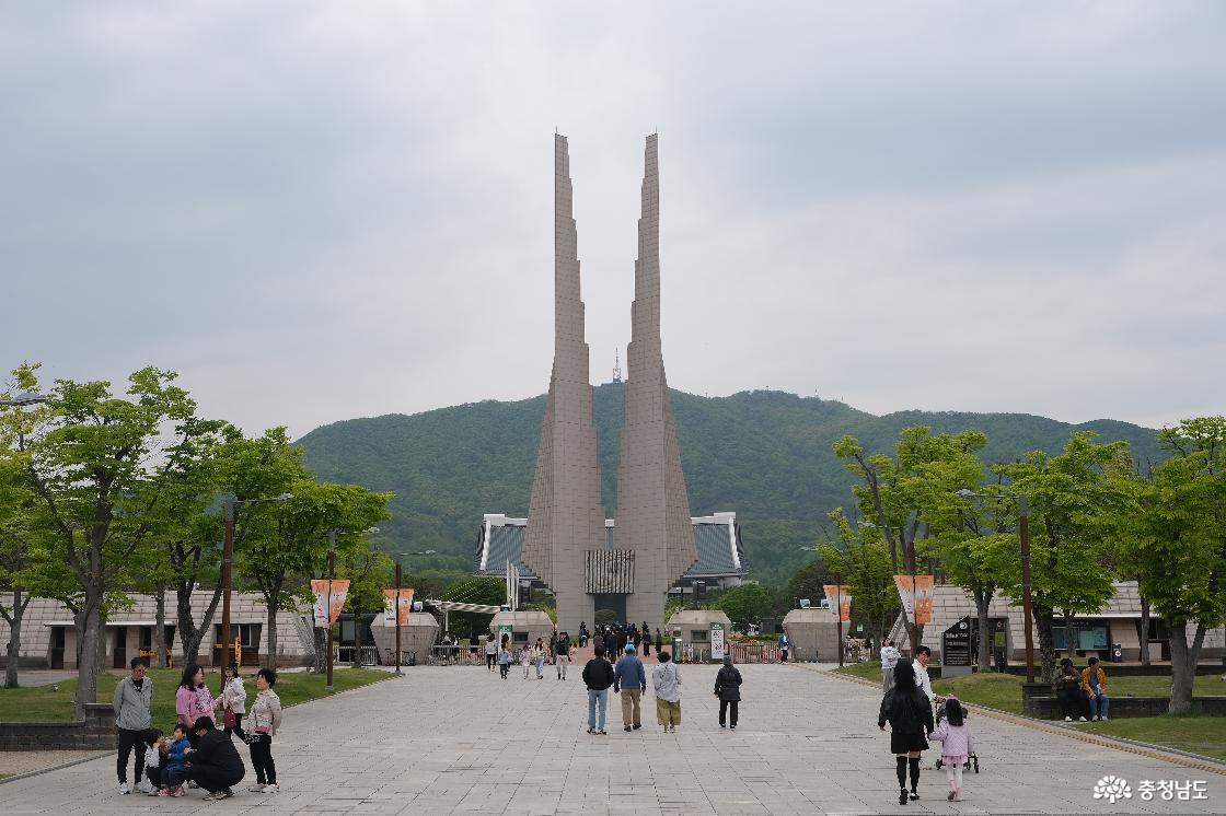 독립기념관으로 들어가는 길에 있는 겨레의탑의 모습이다.