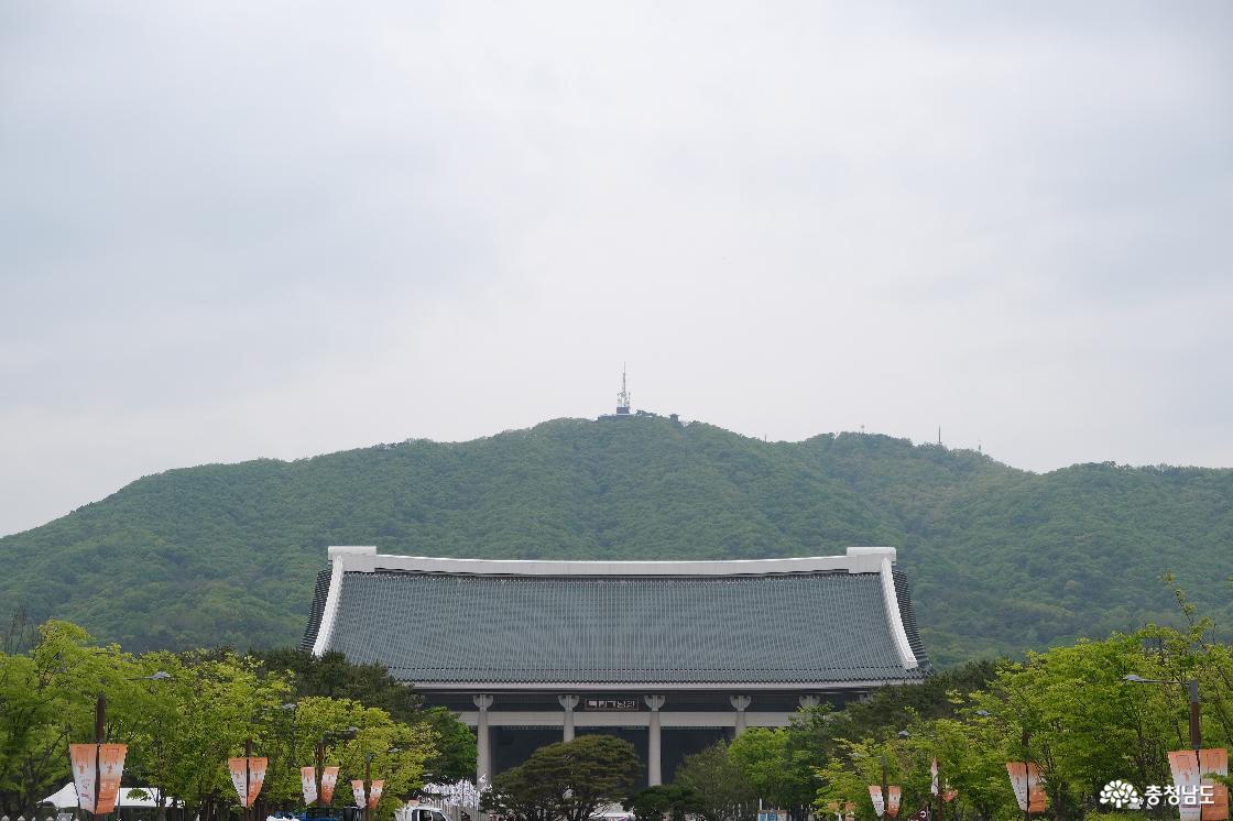 독립기념관 뒤에 있는 흑성산의 중계소와 같이 잡힌 사진