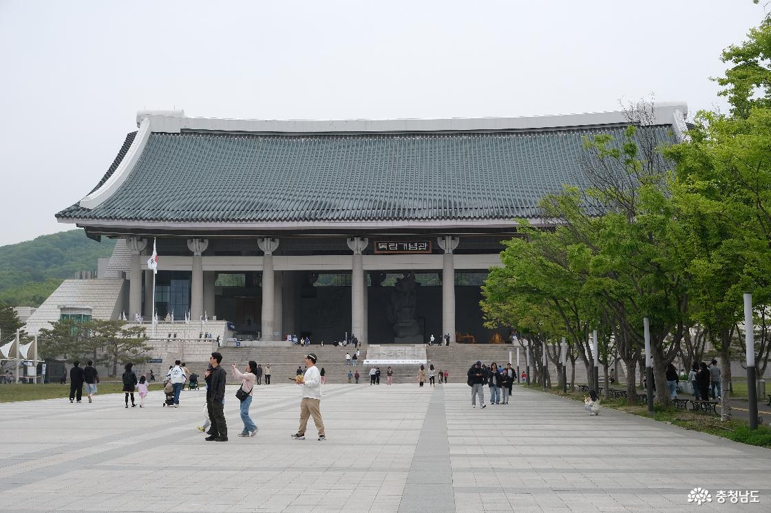 겨레의집 앞으로 넓은 광장이 있어, 관람객들이 자유롭게 걷고 뛰고 할 수 있는 넓은 공간이다.