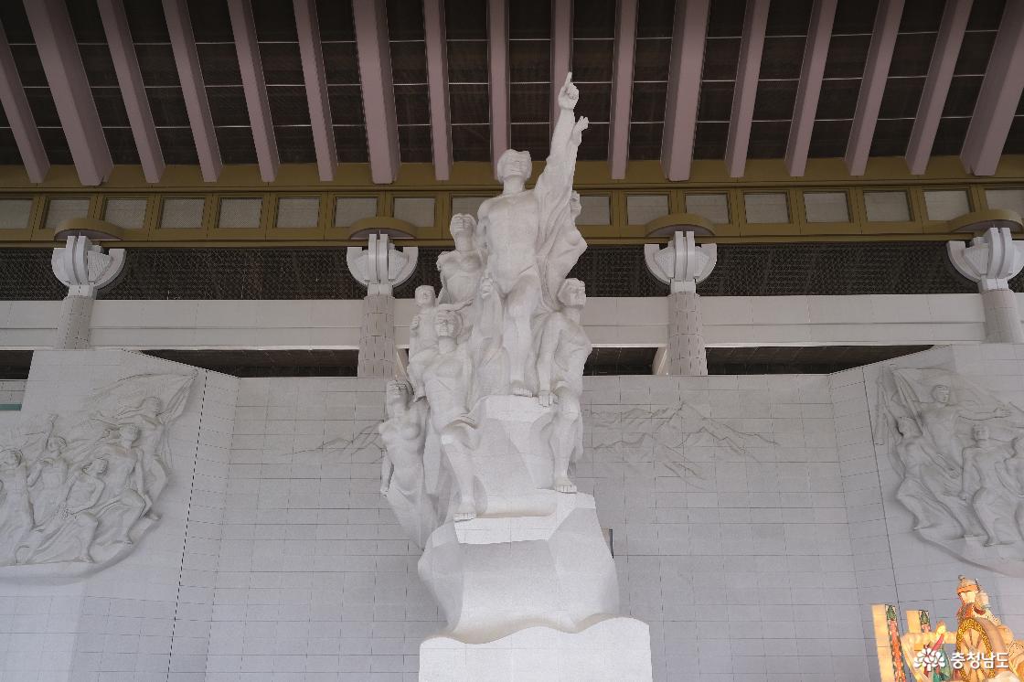 겨레의집 중앙에 있는 불굴의 한국인상이다. 독립정신과 강인한 한국인상을 표현한 것이다.