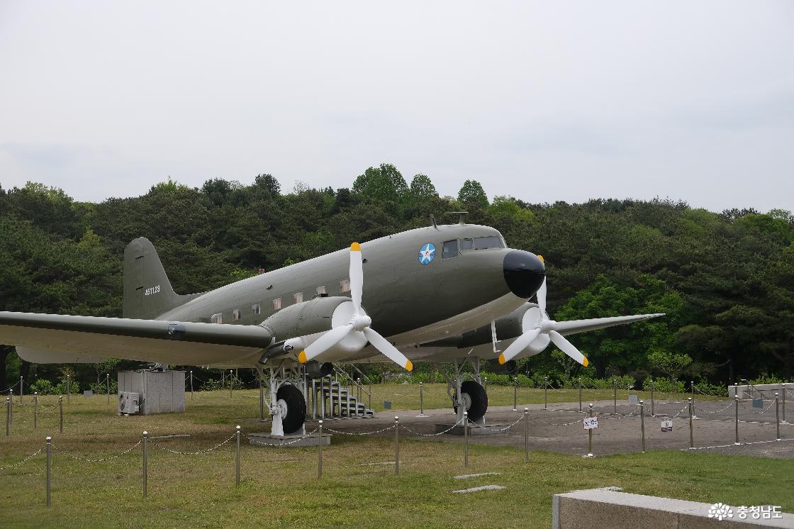 C-47 수송기 전시장에서 수송기를 가까운 곳에서 관람할 수 있다.