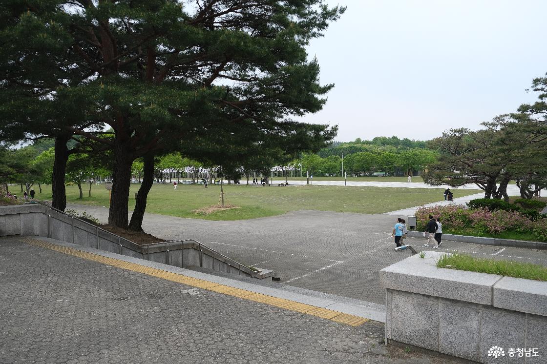 독립기념관에서의 관람을 마치고 다시 광장으로 나가는 곳의 모습이다. 의미없는 사진이라 생각될 지라도 오랜 역사를 지닌 우리나라의 역사와 그 속에서의 많은 과정들을 새삼 다시느껴보며 평화롭게 살 수 있는 지금 현재에 감사한 마음이 들었다.