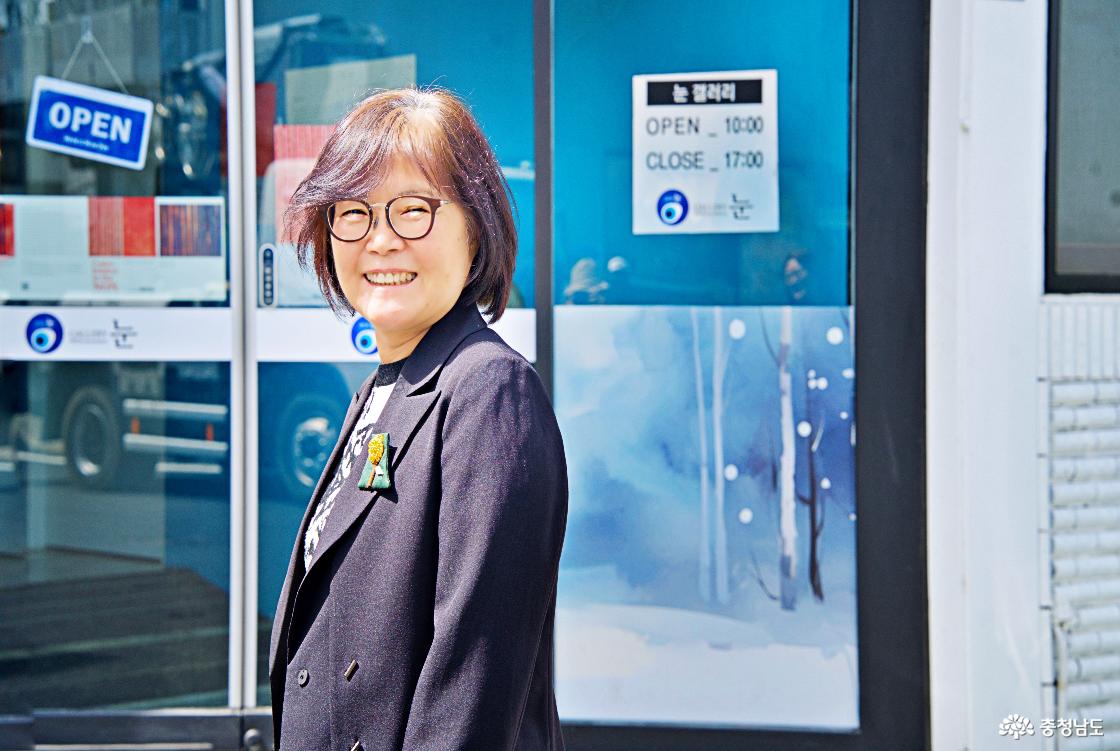 갤러리 '눈'의 김혜식 관장이 배웅 인사를 하고 있다.