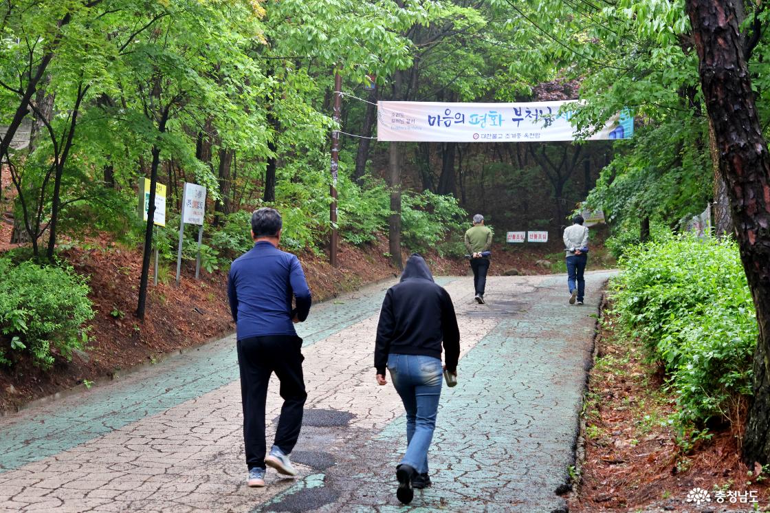 단군전 인근에서 부춘산 오르는 시민들