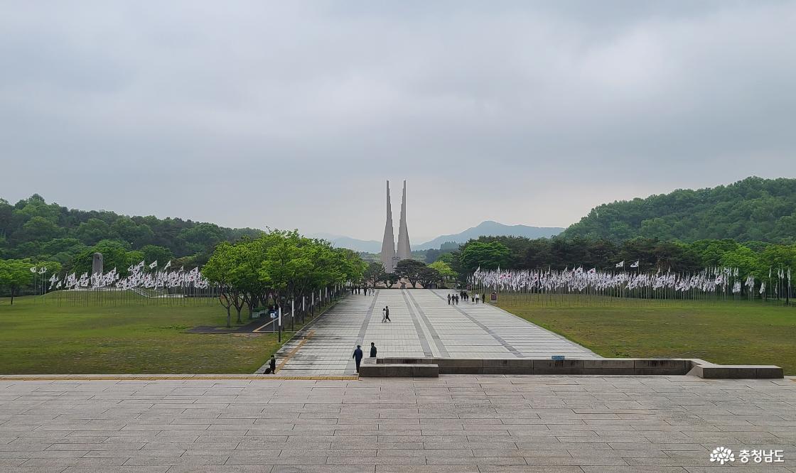 독립기념관 앞 수많은 태극기들이 펄럭이고 있습니다.