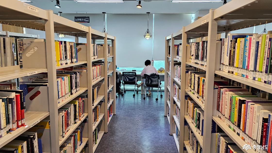 탕정온샘도서관 2층 종합자료실 내부