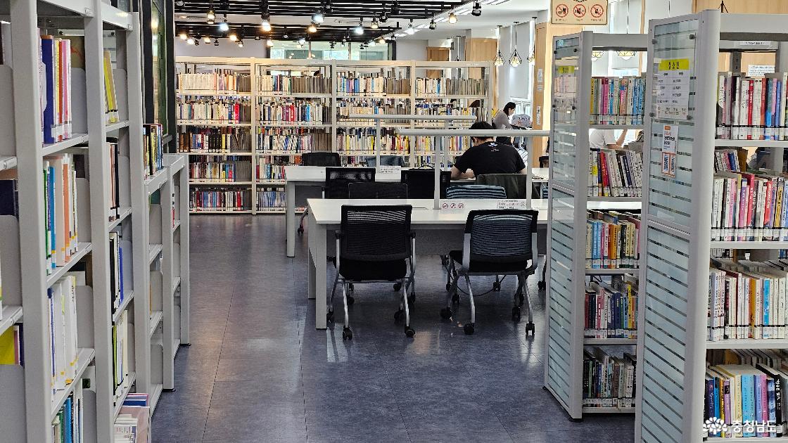 종합자료실 내 공부할 수 있는 공간