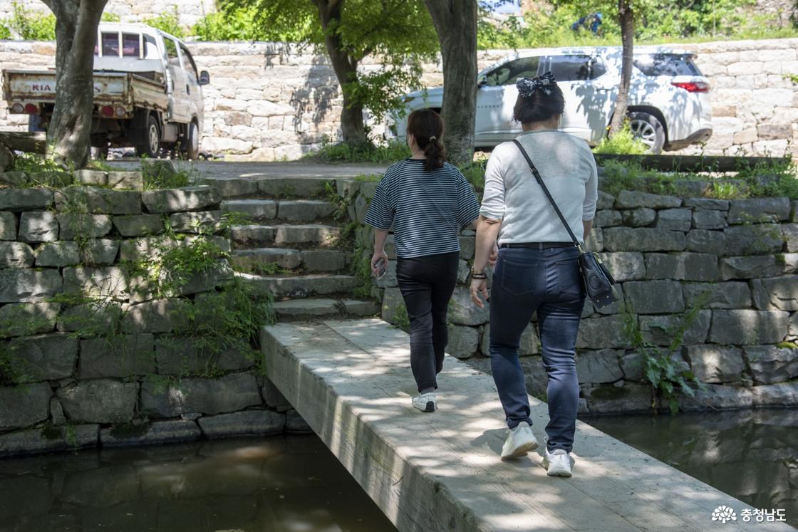 돌다리를 건너는 사람들