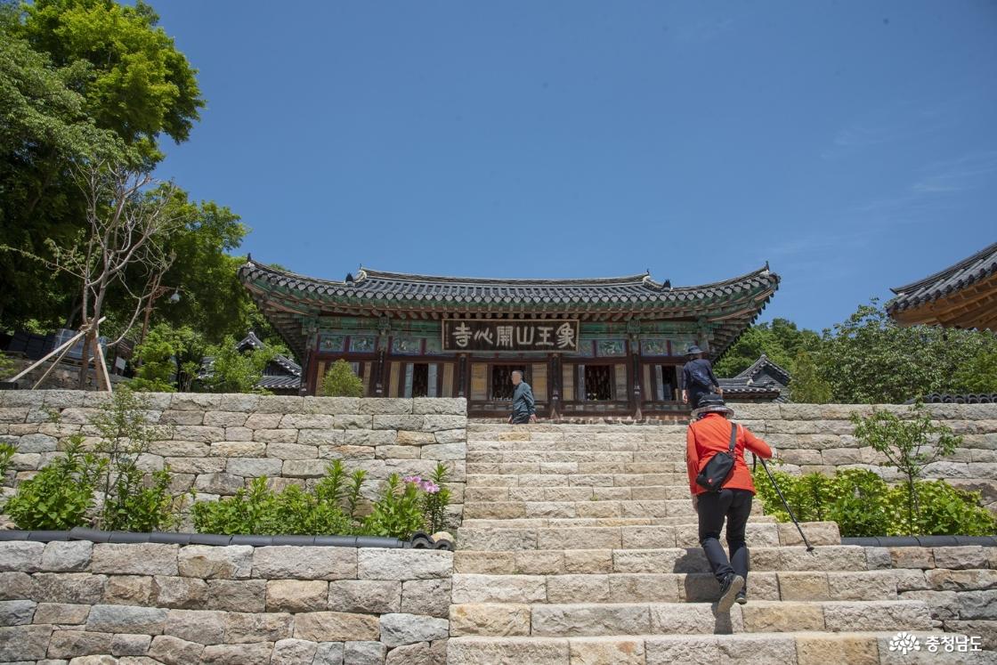 개심사 앞 돌계단