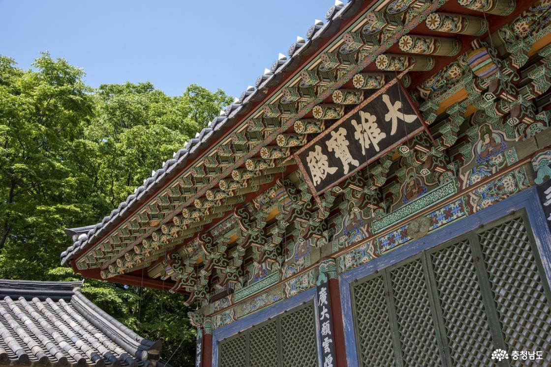 측면에서 바라본 대웅보전