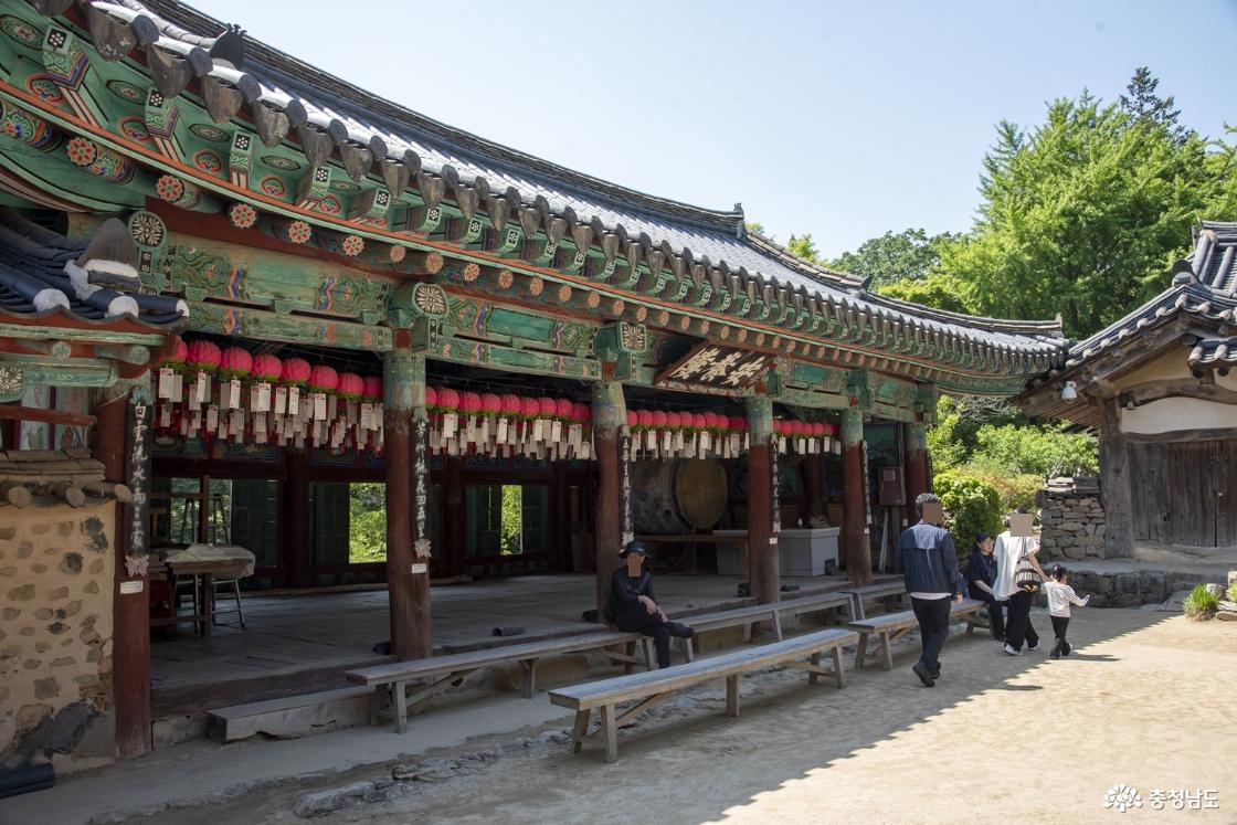 대웅보전 맞은 편 쉼터 의자