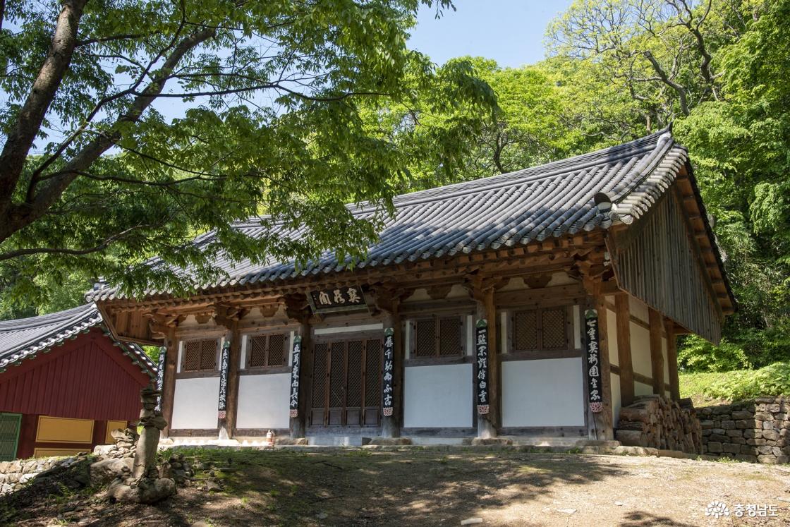 숲 속 산사의 모습
