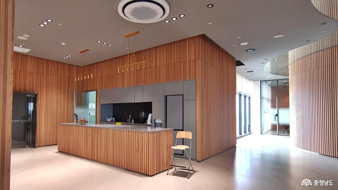 사진 왼쪽 문으로 나서면, 초고속 엘리베이터 타는 곳 