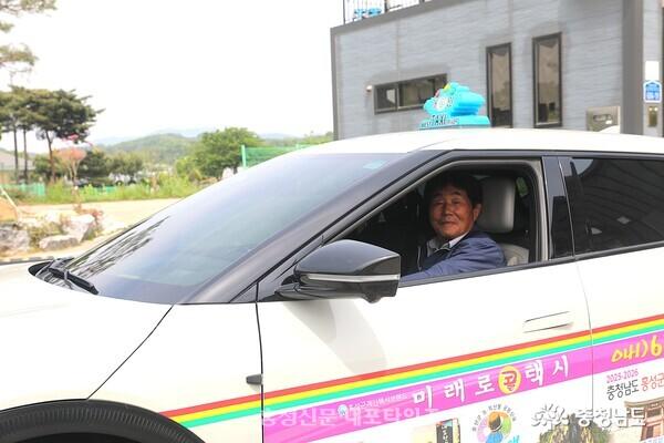 홍동면에서 김양구 기사와 함께 ‘수요일만 마을택시’를 운영하고 있는 모습
