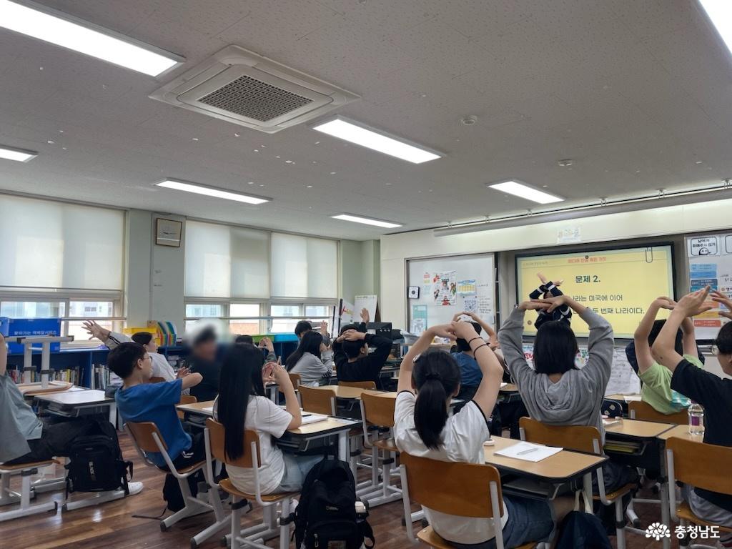 미디어 과의존 예방 집단상담 OX 퀴즈에 적극적으로 참여하는 청소년들의 모습