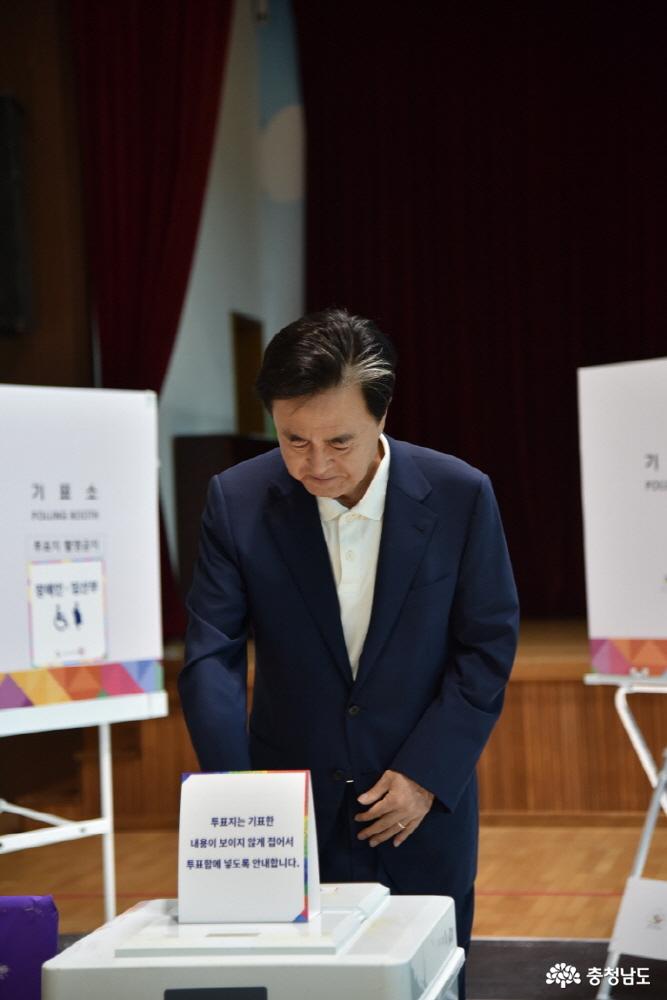 김태흠 충남도지사가 3일 보령시 웅천초등학교에 마련된 웅천읍 제2투표소에서 제21대 대통령선거 투표를 하고 있다. (사진제공=에이티엔뉴스)