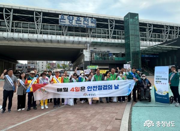 사진은 중대시민재해 예방을 위한 사업주의 의무 이행 사항 및 중대시민재해 적용 사례 등을 담은 홍보물을 배포하면서 도민들의 적극적인 관심과 협조를 요청하는 모습