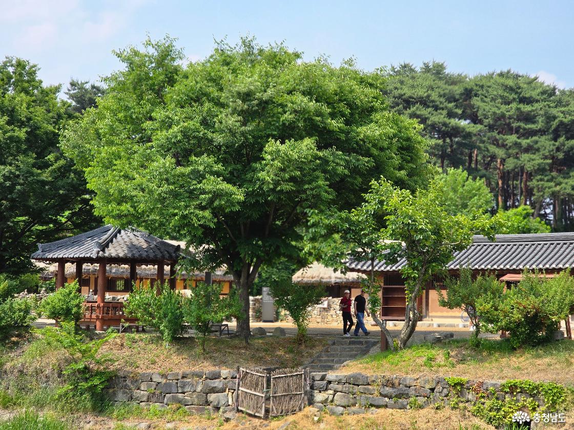 민속마을 주차장에서 바라본 풍경 옆에 시냇물