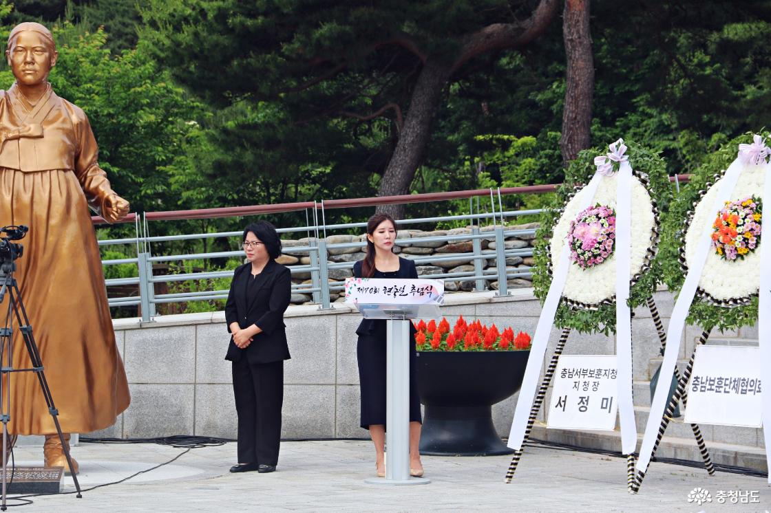 추념식 사회자와 수화 통역사의 개식 알림 