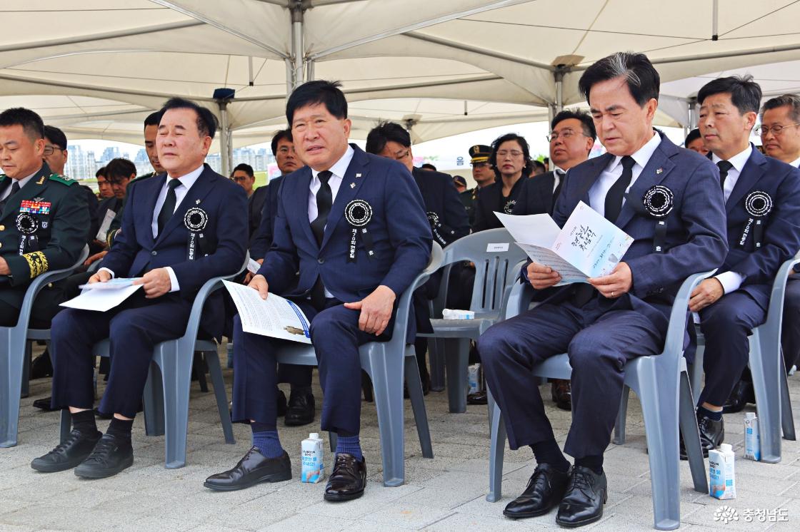 추념식장에 도착한 충청남도지사 