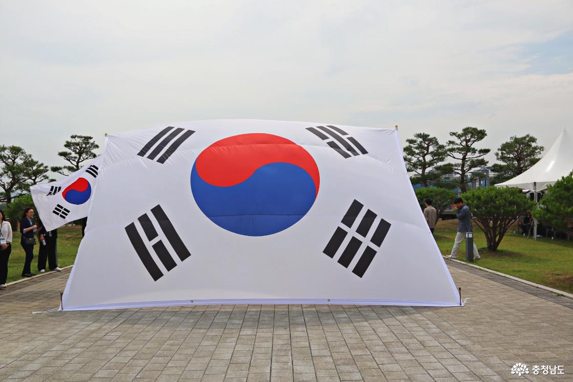 행사장 입구 인도에 설치된 거대한 태극기 