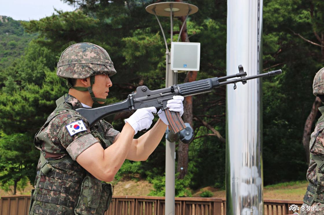 추념식 묵념에 소총으로 예포발사 