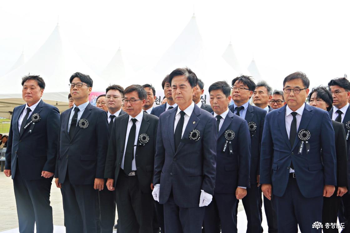 충남도지사와 교육감등 공무원들의 분향참배 