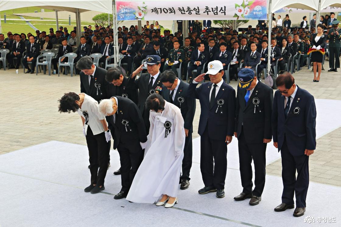충남 미망인 연합회 회장 등 분향과 참배 