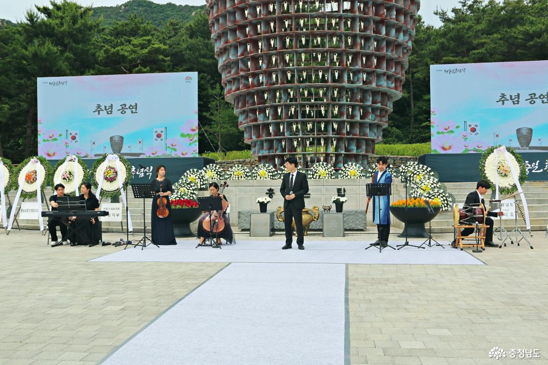 연주 동호회 회원들의 추념공연 