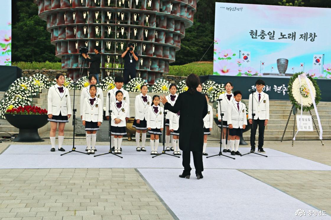 추념식 참석자와 어린이 합창단 현충일 노래 제창 