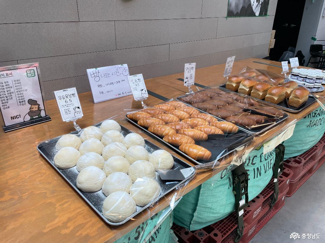 우유창고 카페 빵 구매대