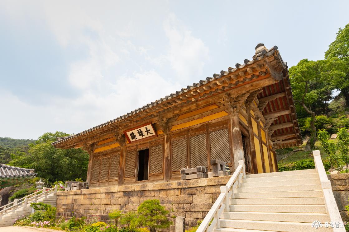 수덕사 대웅전과 삼층석탑