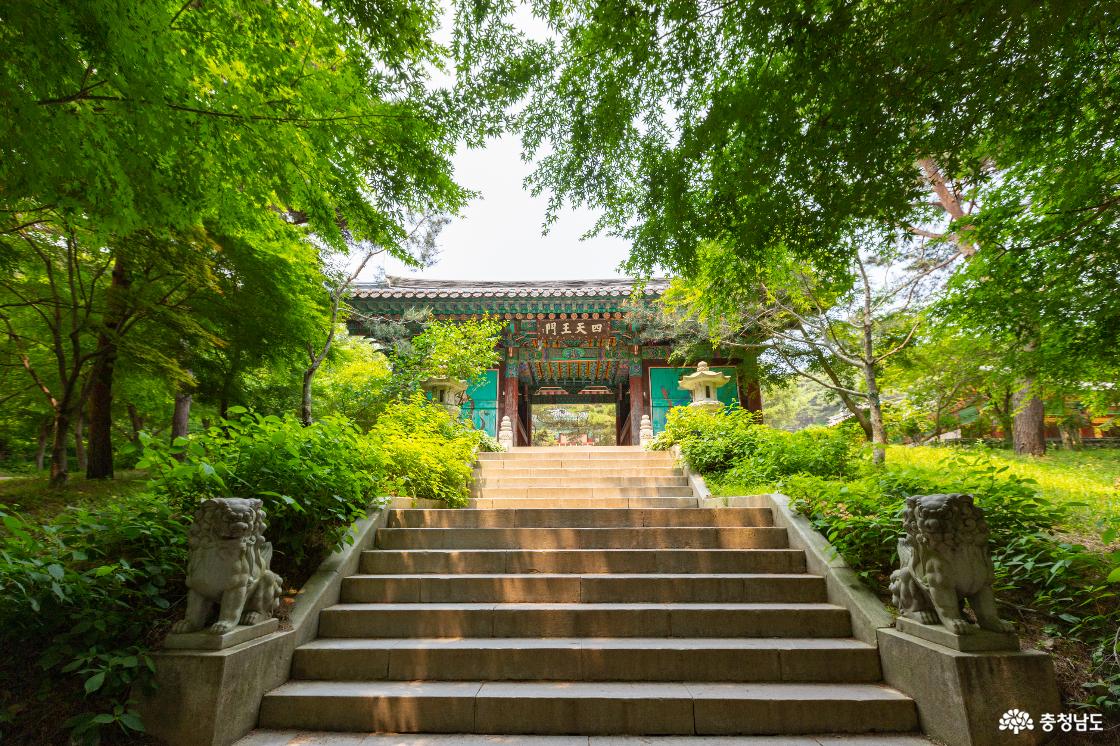 수덕사 사천왕문